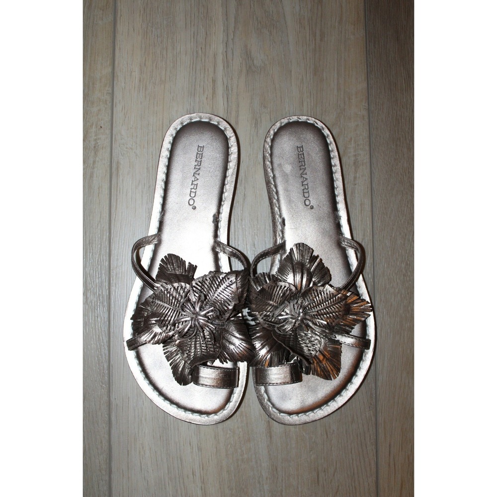 Bernardo Women's Metallic Pewter Leather Flower Toe Loop Flat Sandals Size 8.5M